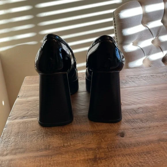 Elegant Black Loafers with Gold Chain Detail - Picture 5 of 6